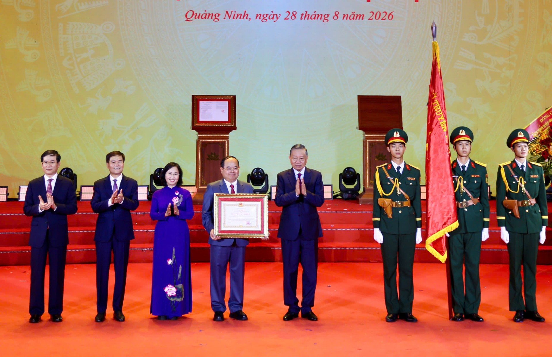 Lễ công bố Nghị quyết của Quốc hội về thành lập thành phố Quảng Ninh