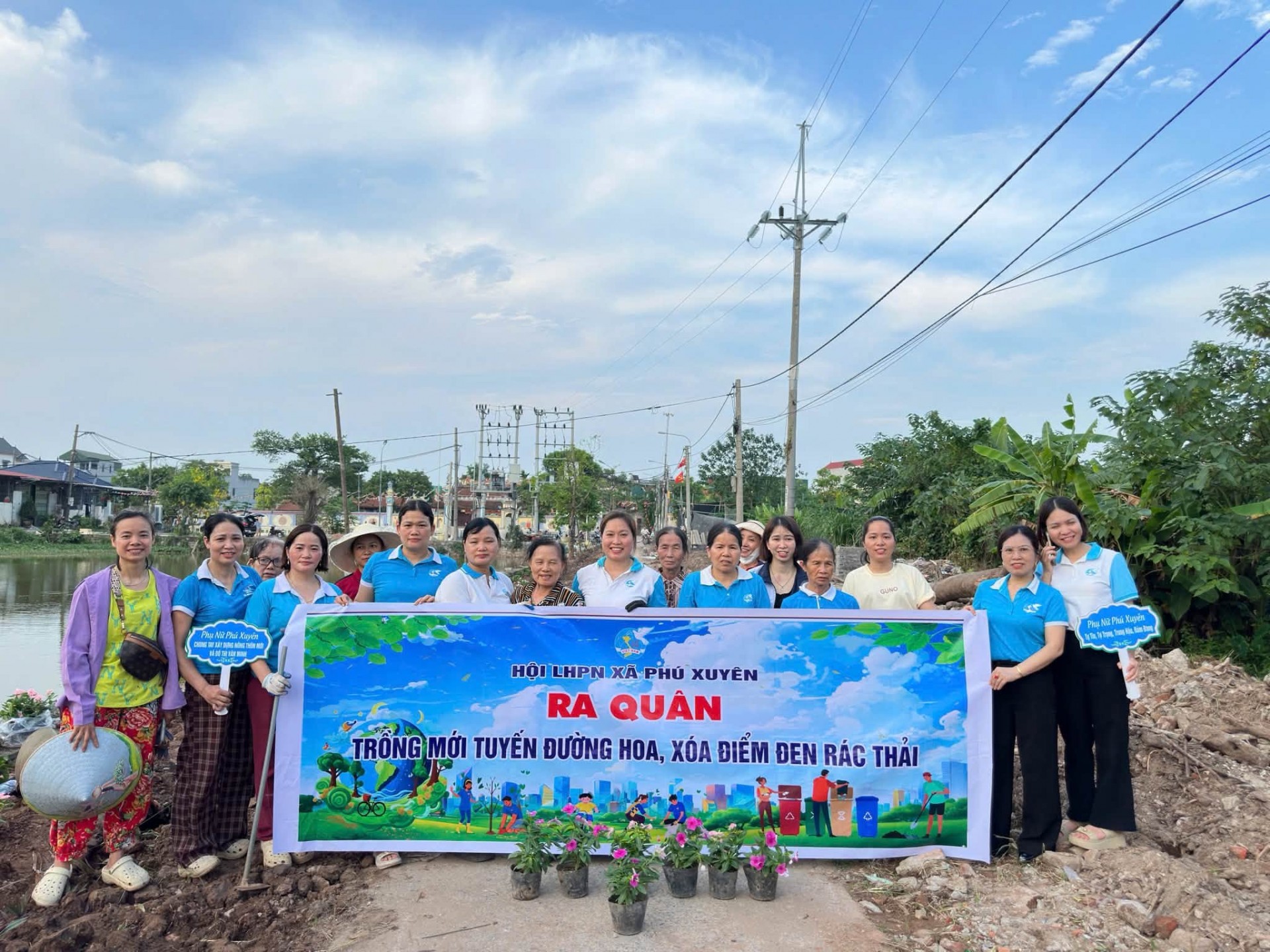 Hội viên phụ nữ xã Phú Xuyên tham gia trồng hoa, xóa điểm đen rác thải, góp phần xây dựng cảnh quan nông thôn xanh - sạch - đẹp, an toàn.