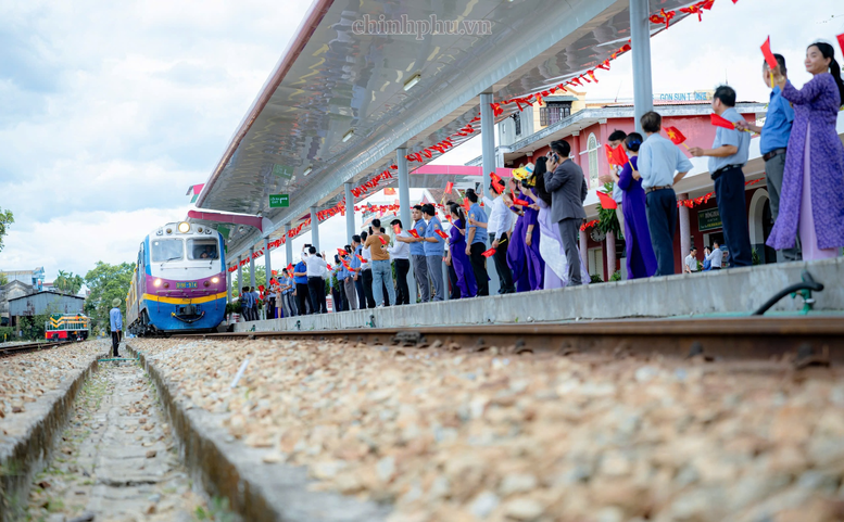 Đoàn tàu du lịch nối hai miền di sản thế giới
