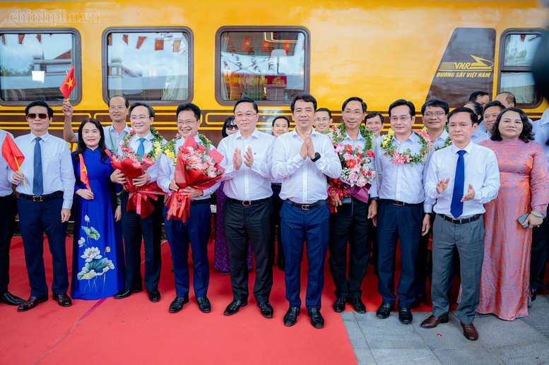 Đoàn tàu du lịch nối hai miền di sản thế giới