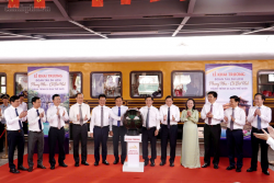 Đoàn tàu du lịch nối hai miền di sản thế giới