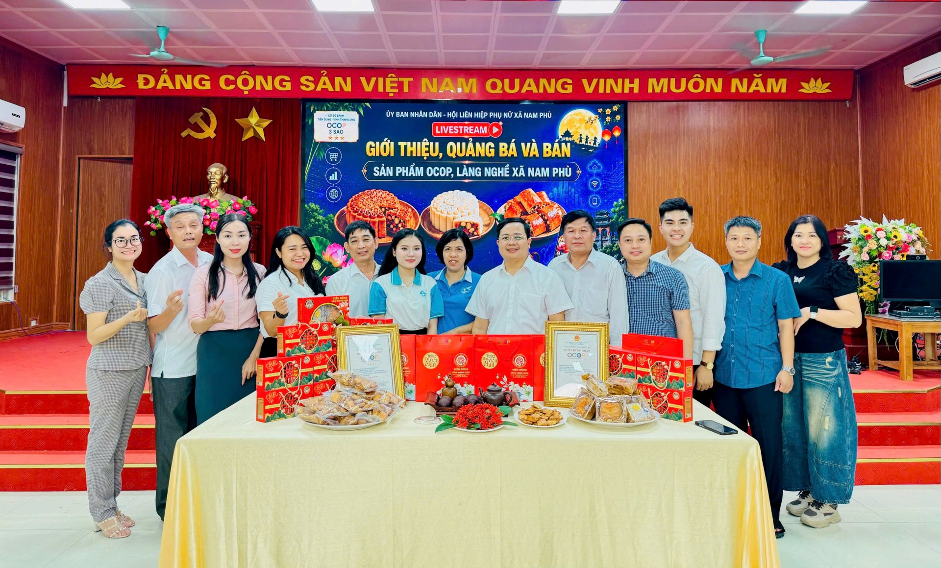 Các đồng chí lãnh đạo xã Nam Phù cùng các chủ cơ sở sản phẩm OCOP livestream  bán hàng trên môi trường số. Ảnh thanhuyhanoi.vn
