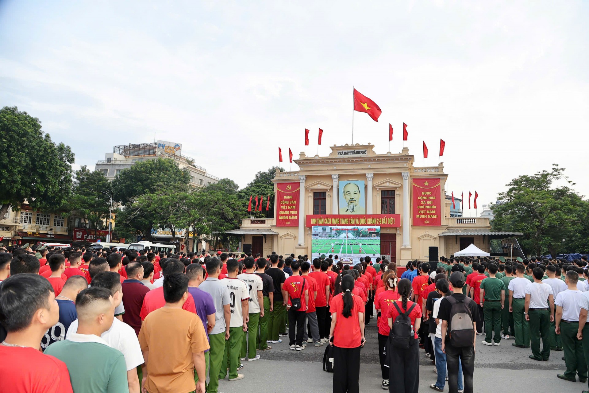 Hơn 3.000 người tập trung tại Quảng trường Nhà hát thành phố Hải Phòng sáng 30/8.