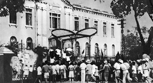 Nhân dân Hà Nội chiếm Bắc bộ phủ, tháng 8 năm 1945. Ảnh tư liệu Nhân dân Hà Nội chiếm Bắc bộ phủ, tháng 8 năm 1945. Ảnh tư liệu
