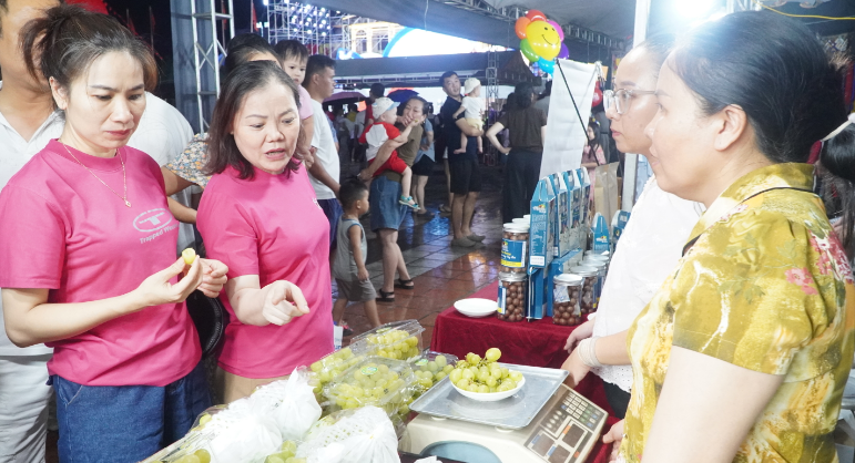 70 gian hang dua san pham ocop den gan du khach dip festival dan vu tai dien bien