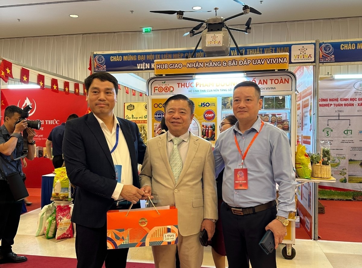 Mô hình Kiosk thực phẩm số tại Đại hội đại biểu toàn quốc lần thứ IX Liên hiệp các Hội Khoa học và Kỹ thuật Việt Nam Mô hình Kiosk thực phẩm số tại Đại hội đại biểu toàn quốc lần thứ IX Liên hiệp các Hội Khoa học và Kỹ thuật Việt Nam