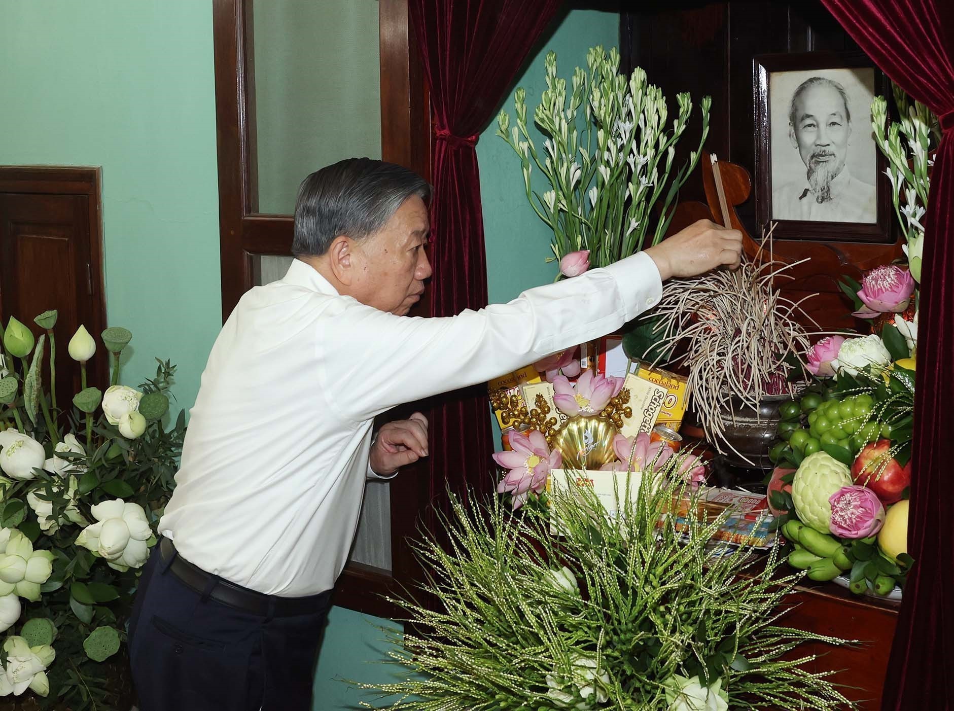 Tổng Bí thư, Chủ tịch nước Tô Lâm dâng hương tưởng nhớ Chủ tịch Hồ Chí Minh