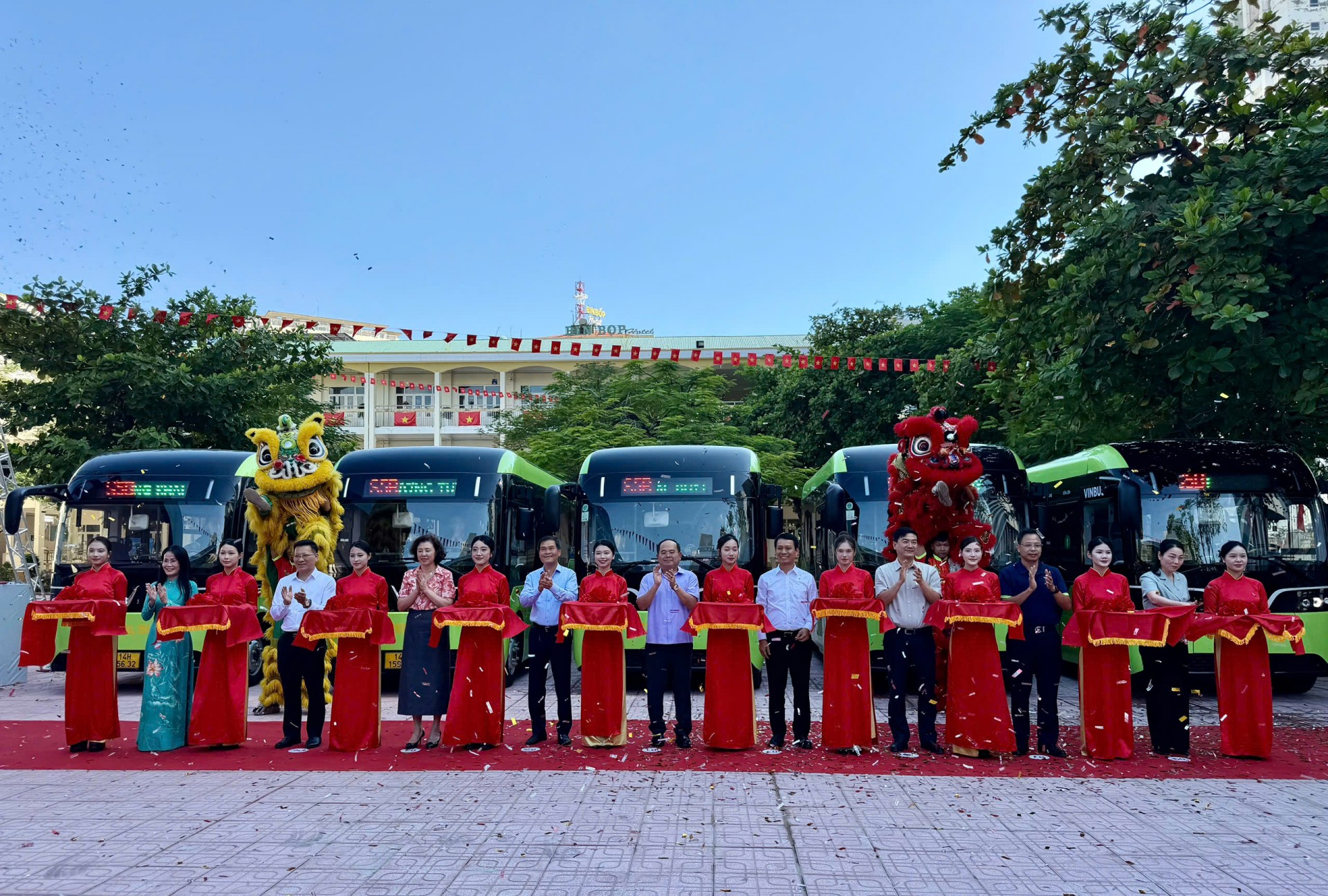 Các đại biểu khai trương các tuyến xe đưa đón học sinh trên địa bàn. Các đại biểu khai trương các tuyến xe đưa đón học sinh trên địa bàn.