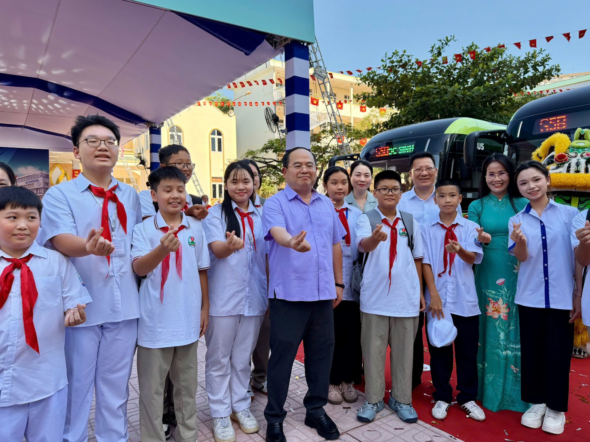 Đồng chí Bí thư Thành ủy phấn khởi chụp ảnh cùng các em học sinh.