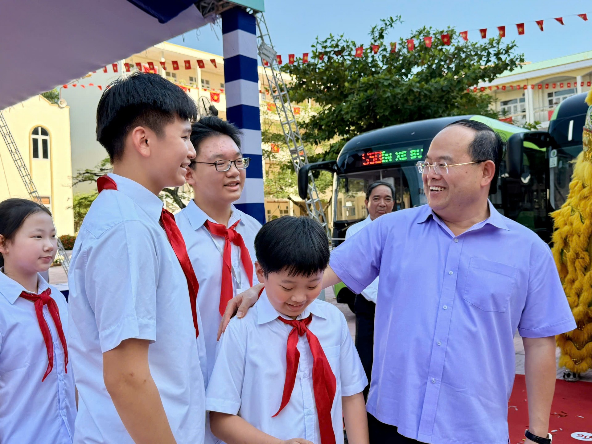 Quảng Ninh triển khai xe bus điện miễn phí đưa đón học sinh