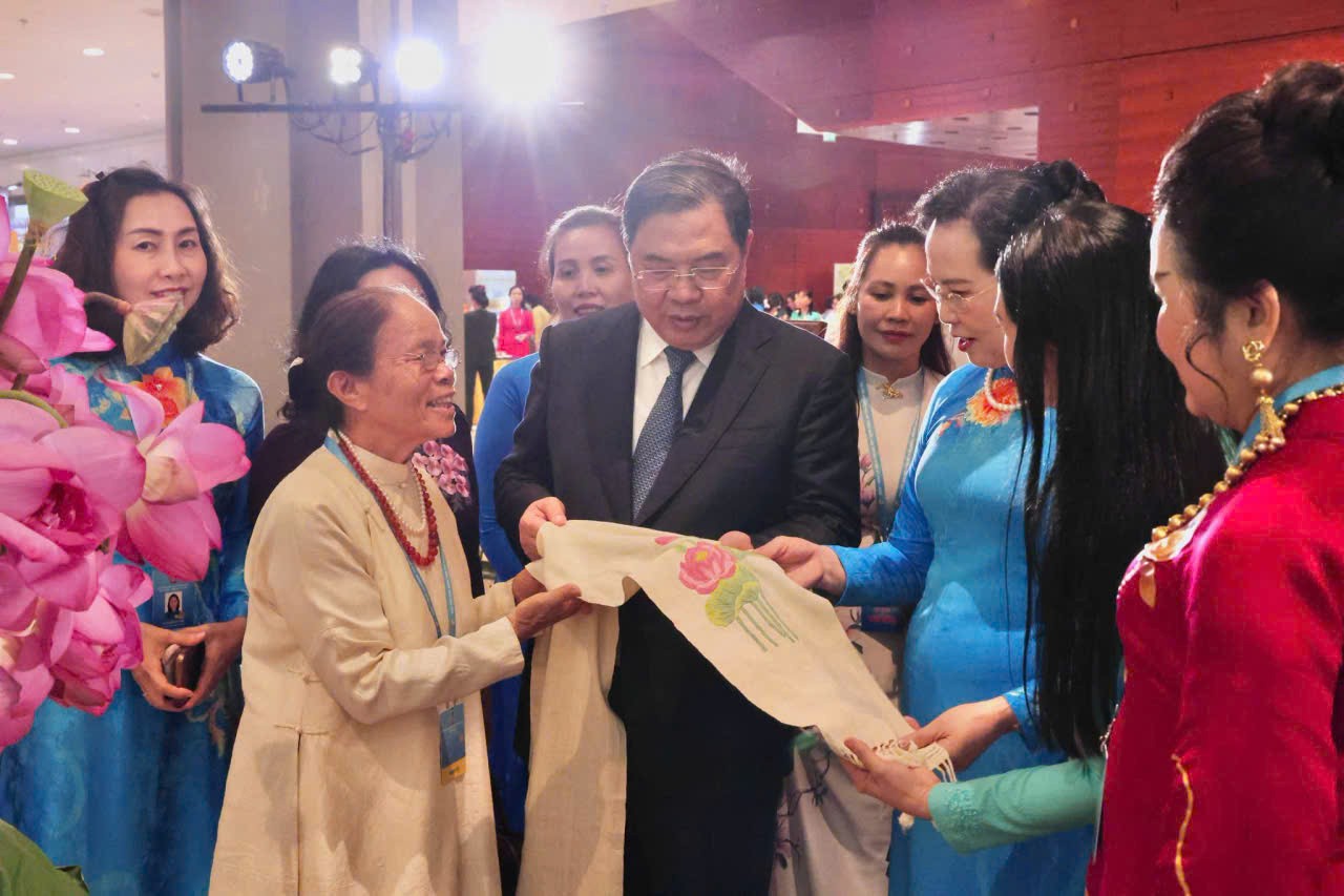 Các sản phẩm OCOP, làng nghề Hà Nội ngày càng được chú trọng nâng cao chất lượng, thiết kế và giá trị văn hóa, hướng tới những phân khúc thị trường có giá trị cao. Các sản phẩm OCOP, làng nghề Hà Nội ngày càng được chú trọng nâng cao chất lượng, thiết kế và giá trị văn hóa, hướng tới những phân khúc thị trường có giá trị cao.