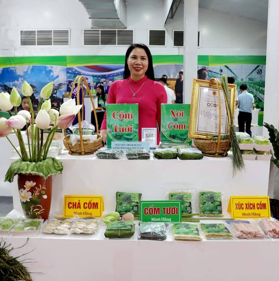 Chị Nguyễn Minh Hằng, chủ thương hiệu Cốm tươi Minh Hằng, giới thiệu các sản phẩm chế biến từ cốm Mễ Trì tại chương trình trưng bày, quảng bá sản phẩm OCOP. Chị Nguyễn Minh Hằng, chủ thương hiệu Cốm tươi Minh Hằng, giới thiệu các sản phẩm chế biến từ cốm Mễ Trì tại chương trình trưng bày, quảng bá sản phẩm OCOP.