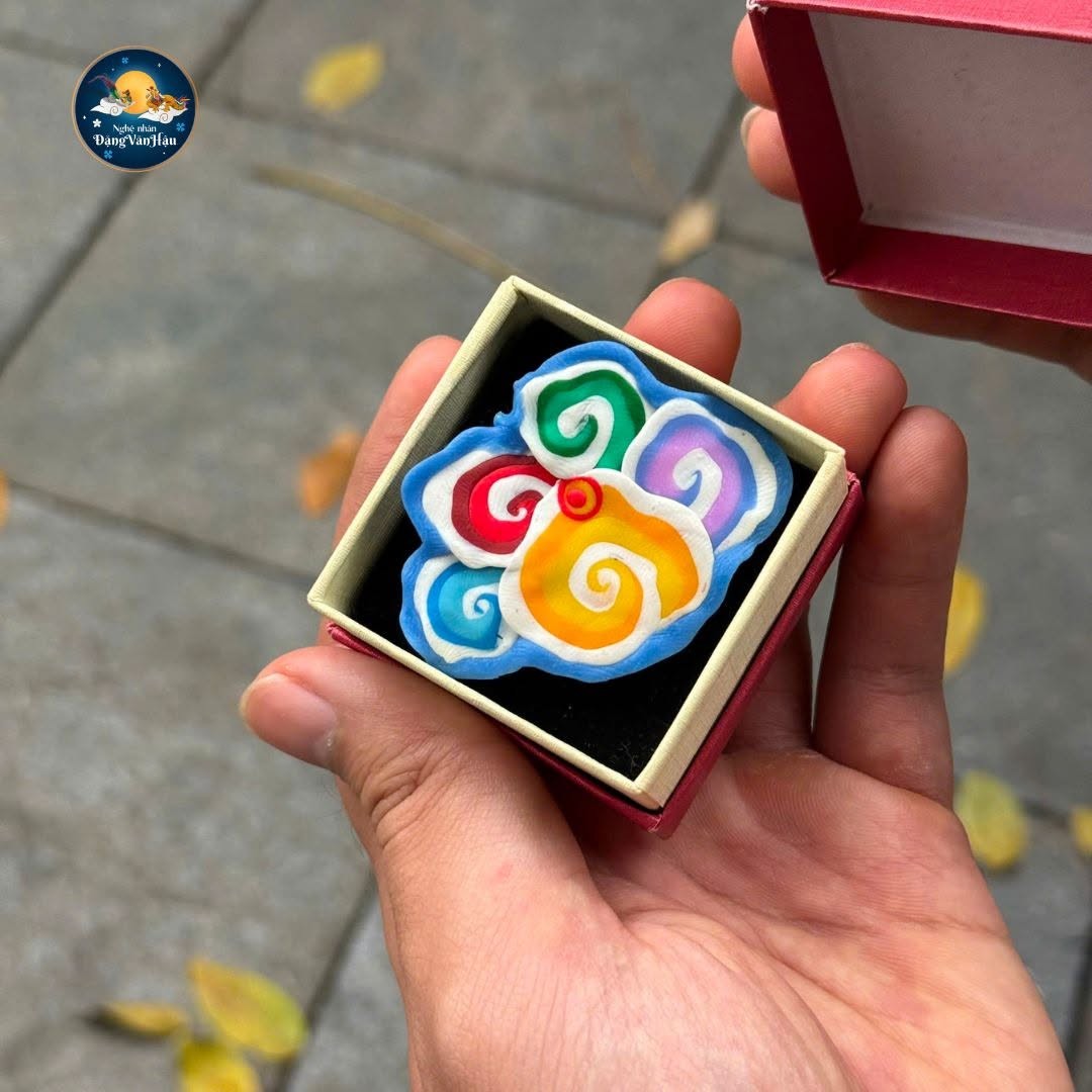 Sản phẩm tò he của nghệ nhân Đặng Văn Hậu được đặt trong hộp quà thiết kế chỉn chu, góp phần đưa sản phẩm dân gian truyền thống đến gần hơn với phân khúc quà tặng hiện đại. Sản phẩm tò he của nghệ nhân Đặng Văn Hậu được đặt trong hộp quà thiết kế chỉn chu, góp phần đưa sản phẩm dân gian truyền thống đến gần hơn với phân khúc quà tặng hiện đại.