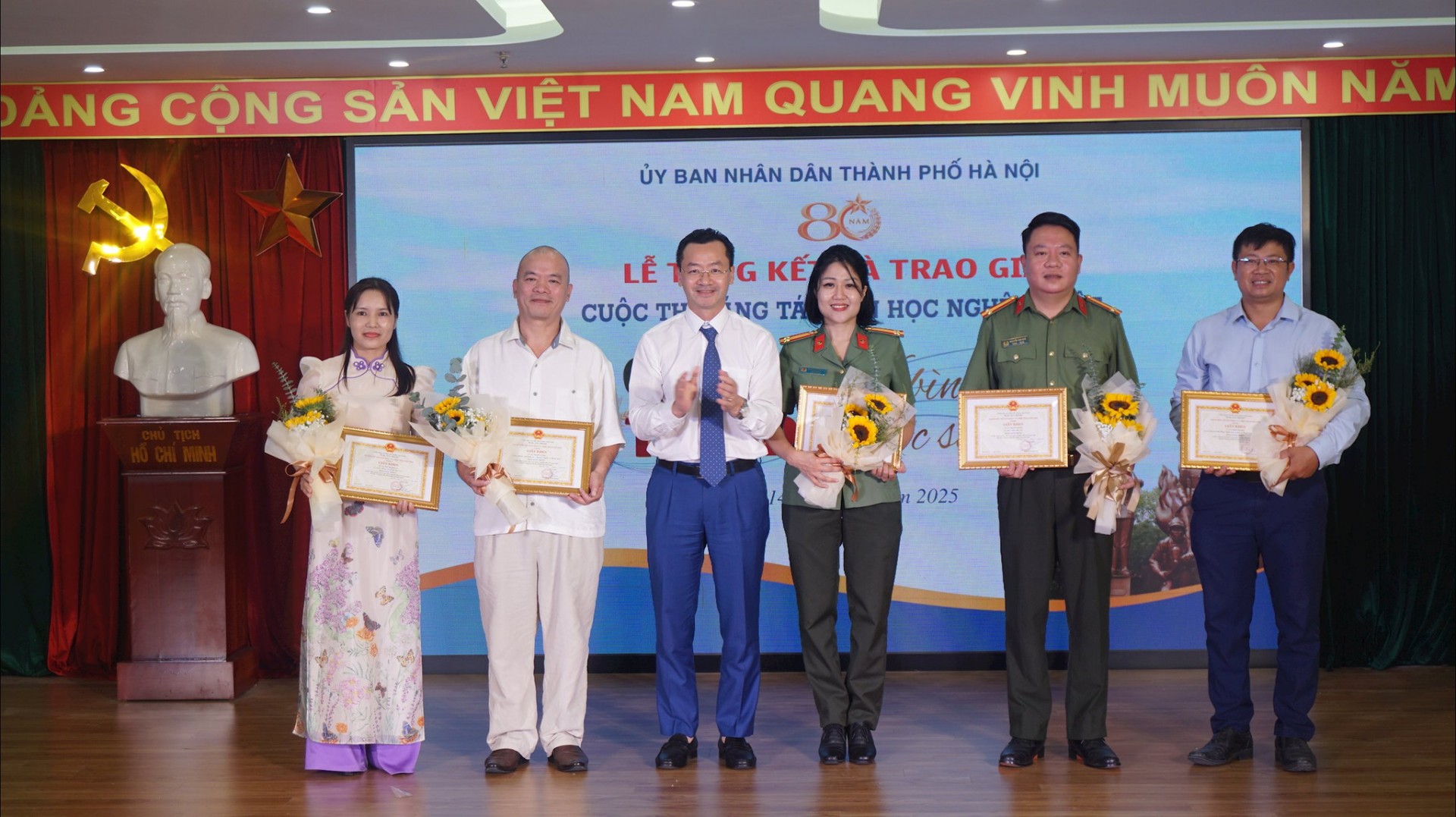 Nhà báo, nhà thơ, nhạc sĩ Đinh Văn Bình: Đam mê chuyện nghề, chuyện đời Nhà báo, nhà thơ, nhạc sĩ Đinh Văn Bình: Đam mê chuyện nghề, chuyện đời
