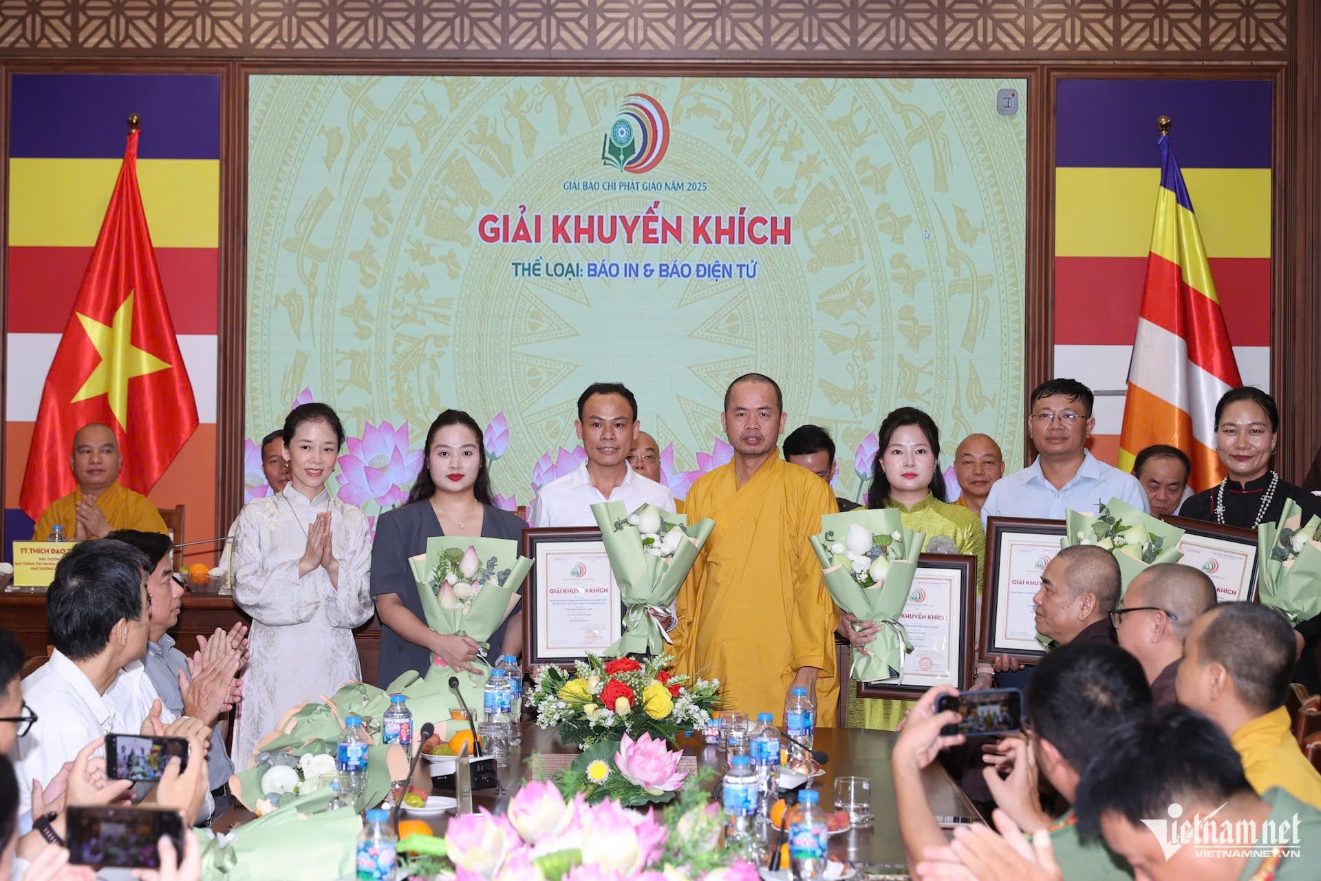 Nhà báo, nhà thơ, nhạc sĩ Đinh Văn Bình: Đam mê chuyện nghề, chuyện đời Nhà báo, nhà thơ, nhạc sĩ Đinh Văn Bình: Đam mê chuyện nghề, chuyện đời