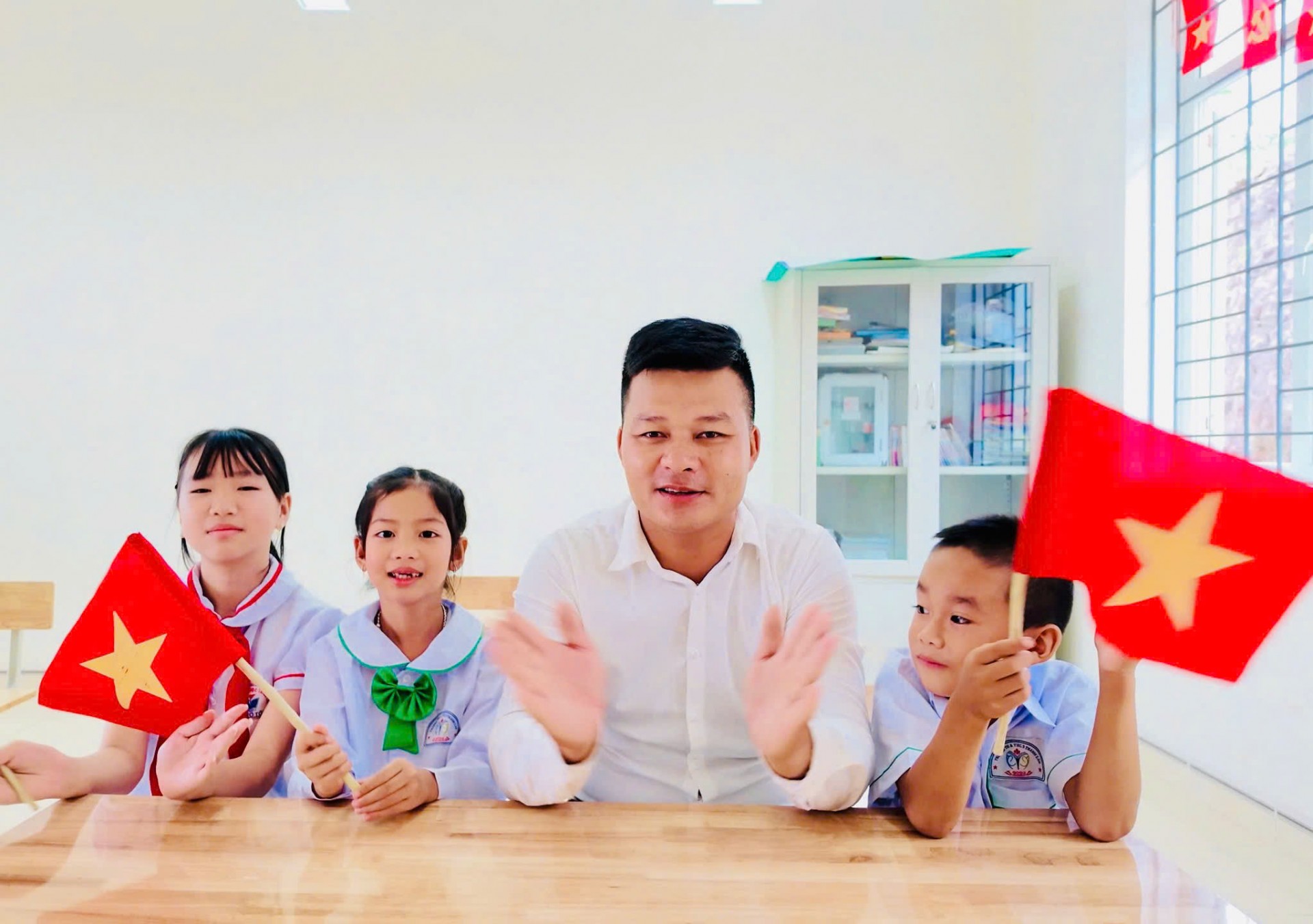 Học sinh Quảng Ninh hân hoan chào năm học mới