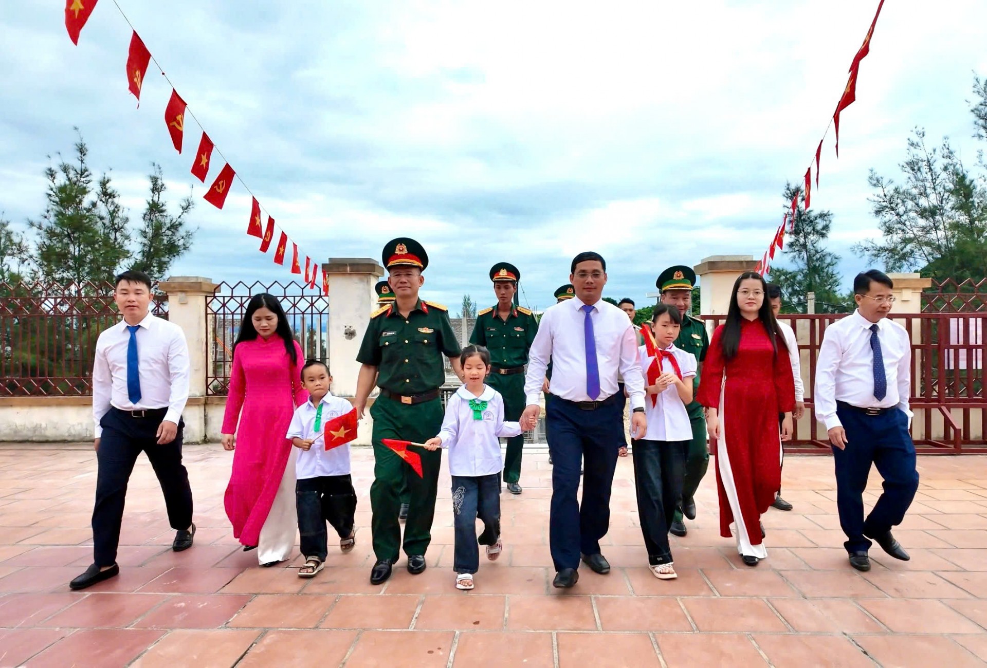 Học sinh Quảng Ninh hân hoan chào năm học mới