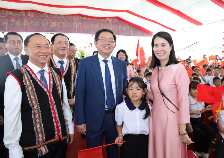 Phó Thủ tướng Hồ Quốc Dũng dự khánh thành trường nội trú liên cấp tại xã Ia Púch, Gia Lai