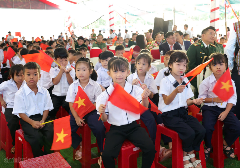 Phó Thủ tướng Hồ Quốc Dũng dự khánh thành trường nội trú liên cấp tại xã Ia Púch, Gia Lai