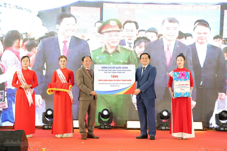 Phó Thủ tướng Hồ Quốc Dũng dự khánh thành trường nội trú liên cấp tại xã Ia Púch, Gia Lai