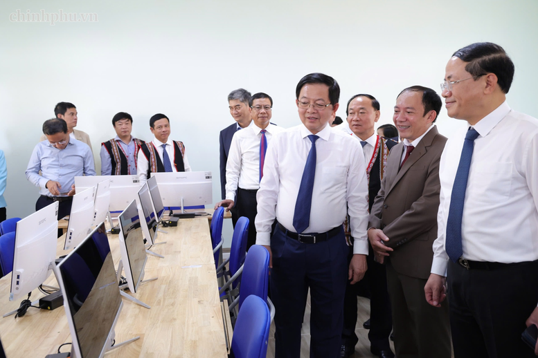 Phó Thủ tướng Hồ Quốc Dũng dự khánh thành trường nội trú liên cấp tại xã Ia Púch, Gia Lai