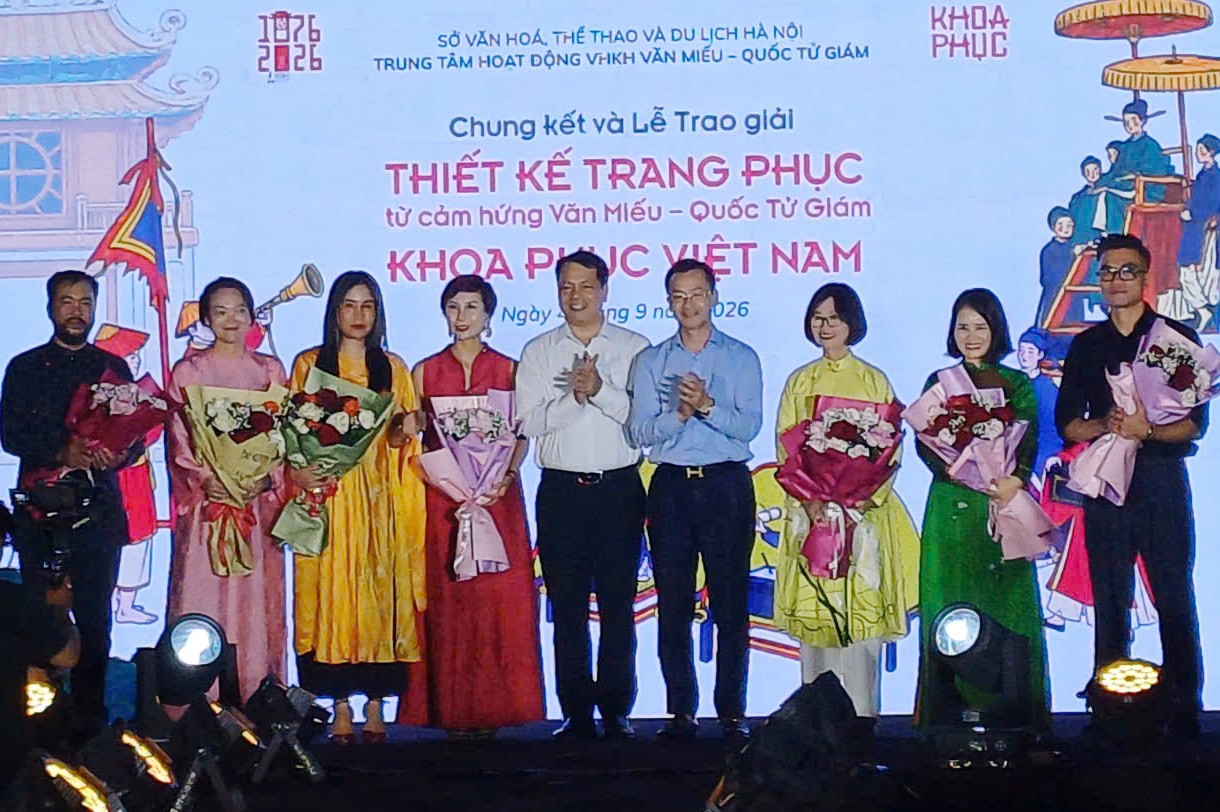 BTC trao tặng hoa cho Ban Giám khảo