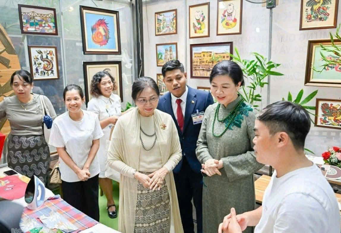 Phu nhân Tổng Bí thư, Chủ tịch nước Tô Lâm và phu nhân Tổng thống Myanmar thăm làng lụa Vạn Phúc