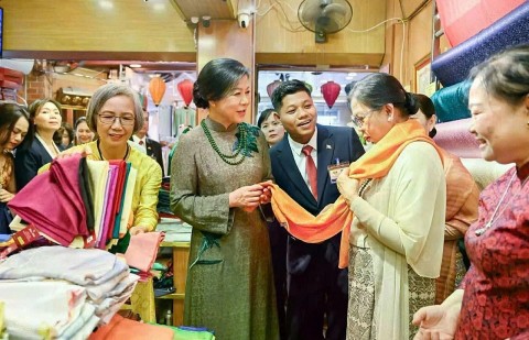 phu nhan tong bi thu chu tich nuoc to lam va phu nhan tong thong myanmar tham lang lua van phuc