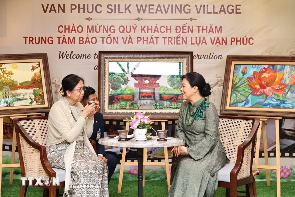 Phu nhân Tổng Bí thư, Chủ tịch nước Tô Lâm và phu nhân Tổng thống Myanmar thăm làng lụa Vạn Phúc