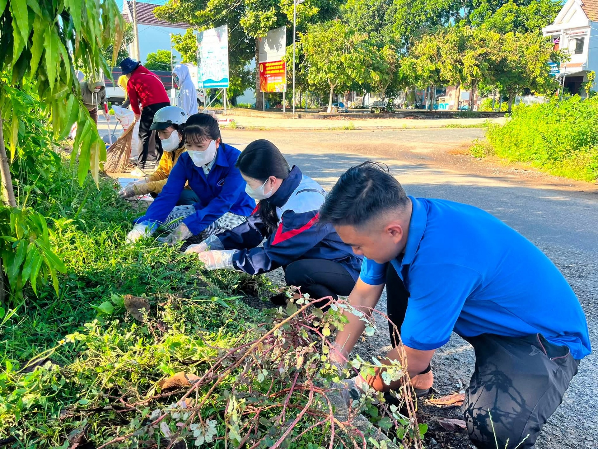 Đoàn viên, thanh niên xã Mỹ Đức ra quân vệ sinh môi trường, phát quang cây cỏ, hưởng ứng Ngày cao điểm “Tình nguyện chung tay xây dựng nông thôn mới” năm 2026.