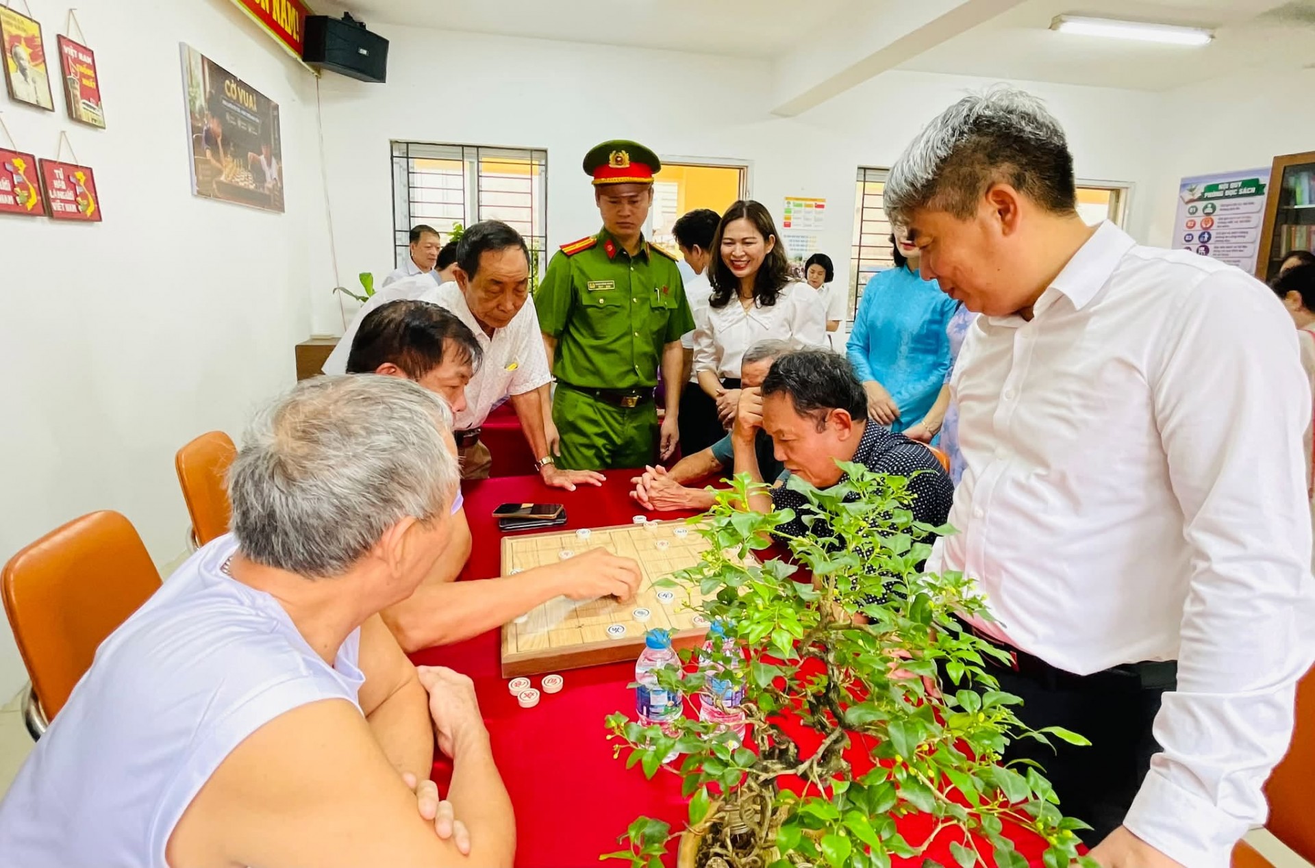 Người dân tham gia các hoạt động văn hóa, thể thao tại Nhà văn hóa - Khu thể thao thôn Thượng Hội, xã Ô Diên.