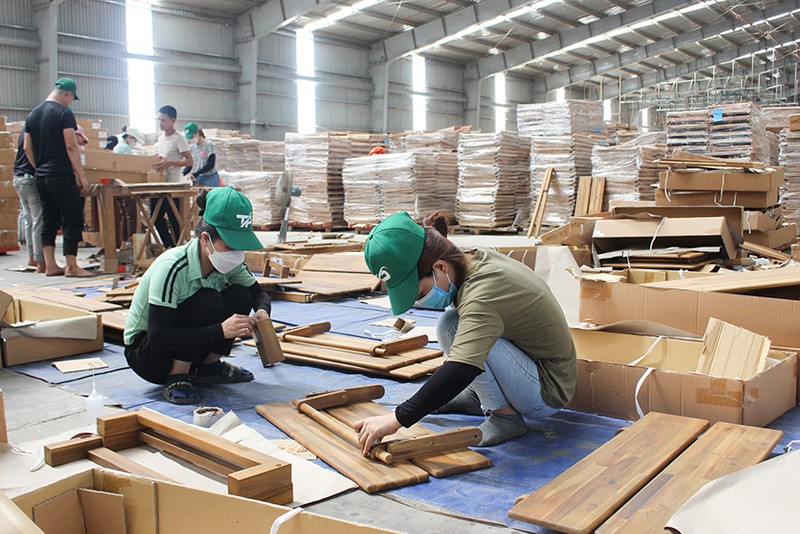 Sản xuất sản phẩm gỗ nội, ngoại thất xuất khẩu tại Công ty TNHH Tiến Phong Cam Lộ,xã Cam Lộ, tỉnh Quảng Trị - Ảnh: T.T Sản xuất sản phẩm gỗ nội, ngoại thất xuất khẩu tại Công ty TNHH Tiến Phong Cam Lộ,xã Cam Lộ, tỉnh Quảng Trị - Ảnh: T.T