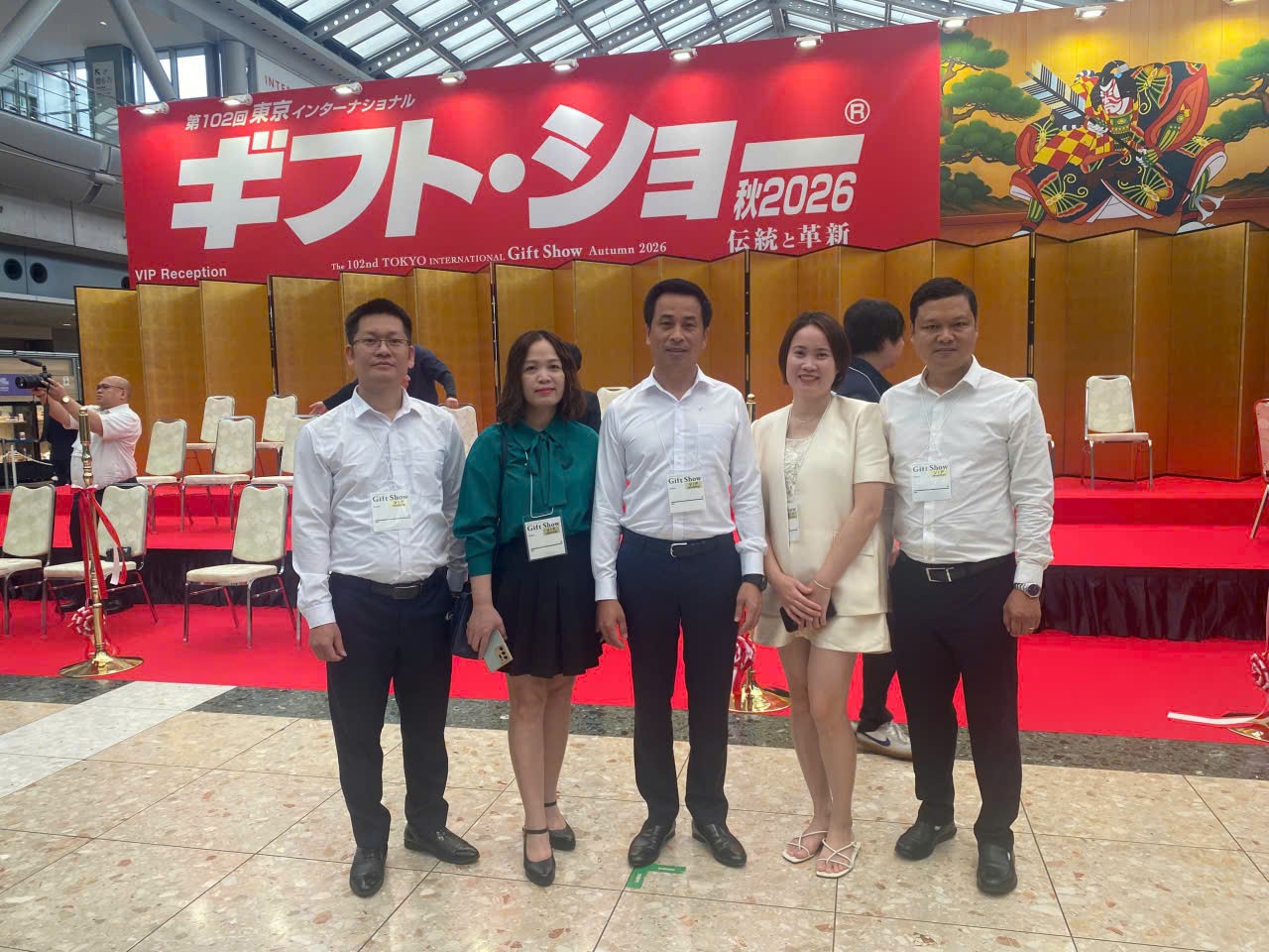 Ông Nguyễn Ánh Dương, Phó Giám đốc Sở Công Thương Hà Nội (người đứng giữa), Trưởng đoàn công tác, cùng các đại biểu tại gian hàng Hà Nội ở Tokyo International Gift Show 2026.