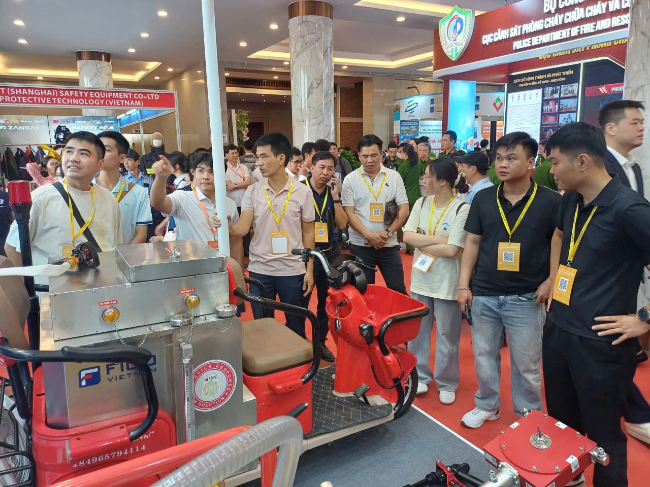 Đông đảo người dân tham quan Triển lãm