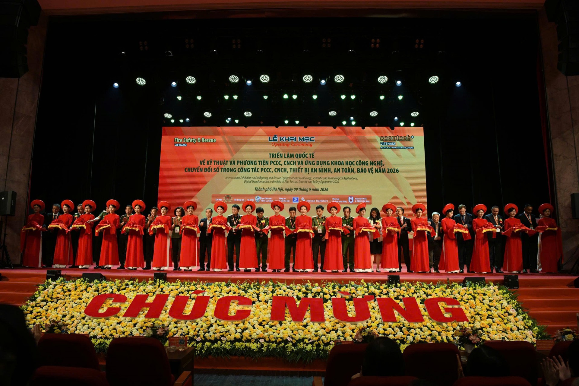 Các đại biểu cắt băng khai mạc Triển lãm