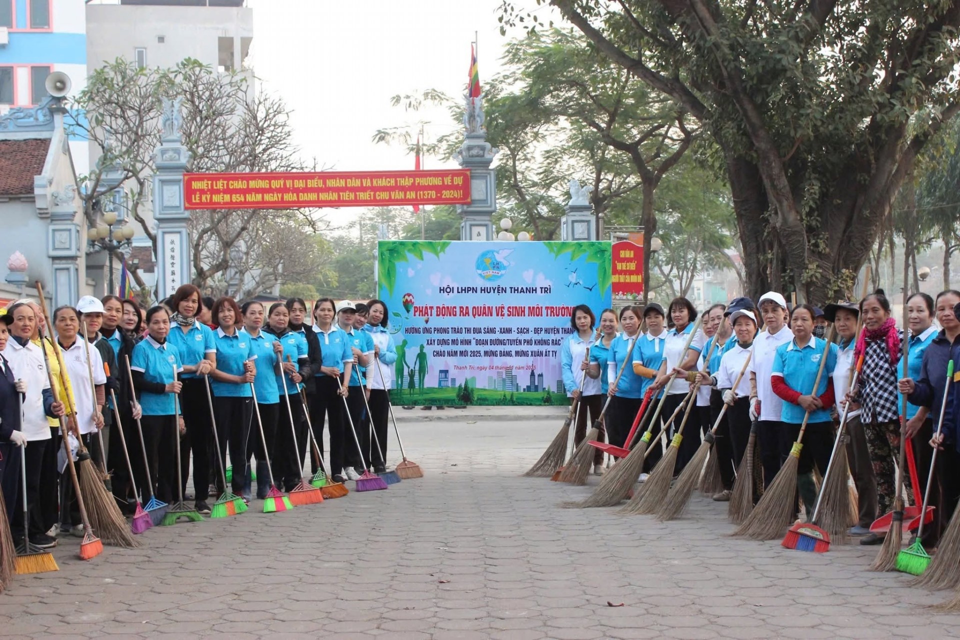 Hội viên phụ nữ Thanh Trì tham gia vệ sinh môi trường, xây dựng cảnh quan “Sáng - Xanh - Sạch - Đẹp - An toàn”, góp phần nâng cao chất lượng môi trường nông thôn. Hội viên phụ nữ Thanh Trì tham gia vệ sinh môi trường, xây dựng cảnh quan “Sáng - Xanh - Sạch - Đẹp - An toàn”, góp phần nâng cao chất lượng môi trường nông thôn.