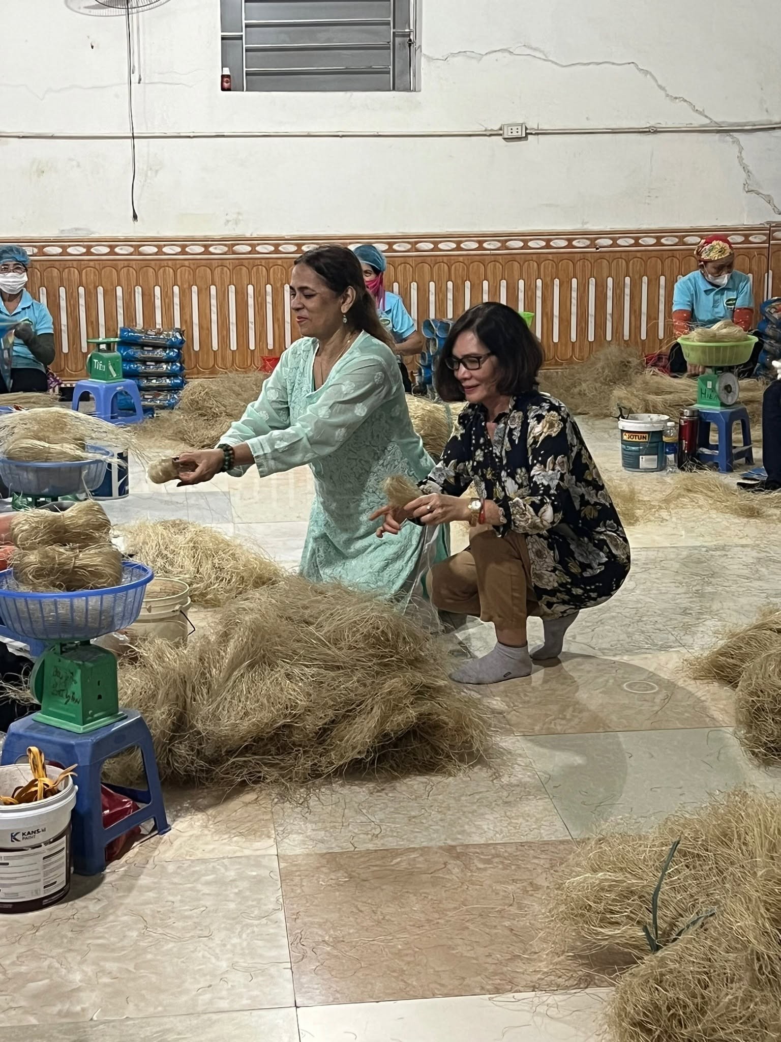 Khách tham quan trải nghiệm, tìm hiểu quy trình sản xuất miến dong Dương Kiên - sản phẩm OCOP 4 sao, tiềm năng 5 sao đang từng bước mở rộng thị trường.