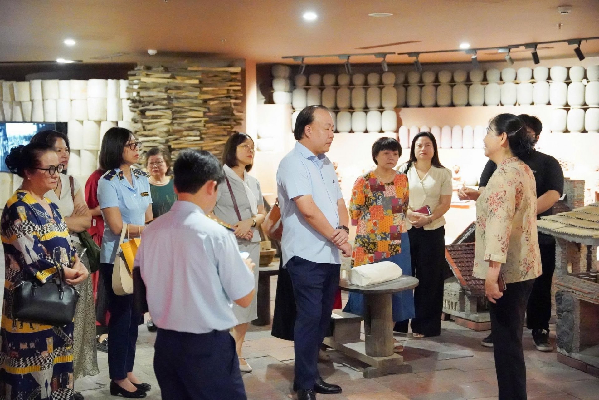 tìm hiểu sản phẩm gốm Bát Tràng, góp phần quảng bá sản phẩm OCOP gắn với du lịch làng nghề.