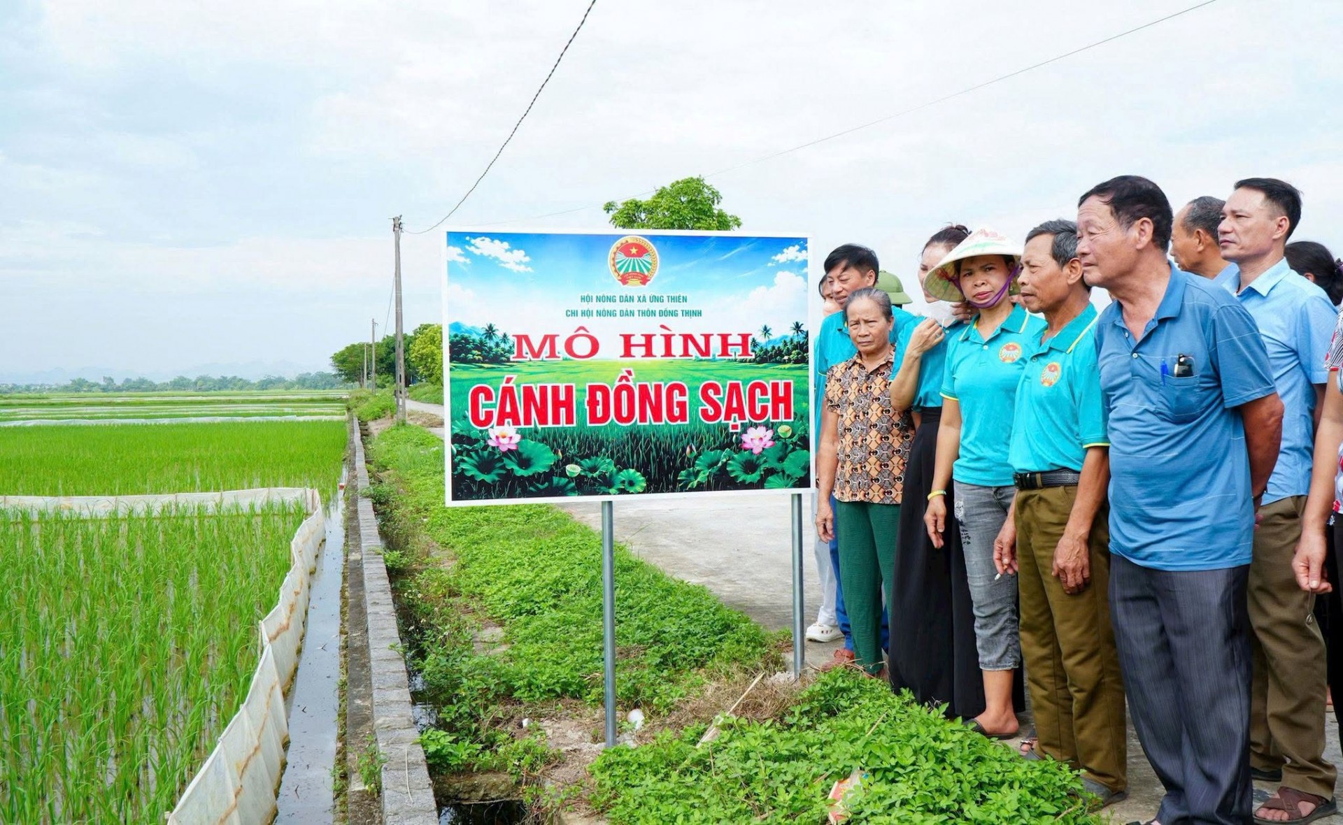 Mô hình “Cánh đồng sạch” tại thôn Đông Thịnh góp phần xây dựng môi trường sản xuất nông nghiệp xanh, sạch, bền vững tại xã Ứng Thiên. Mô hình “Cánh đồng sạch” tại thôn Đông Thịnh góp phần xây dựng môi trường sản xuất nông nghiệp xanh, sạch, bền vững tại xã Ứng Thiên.