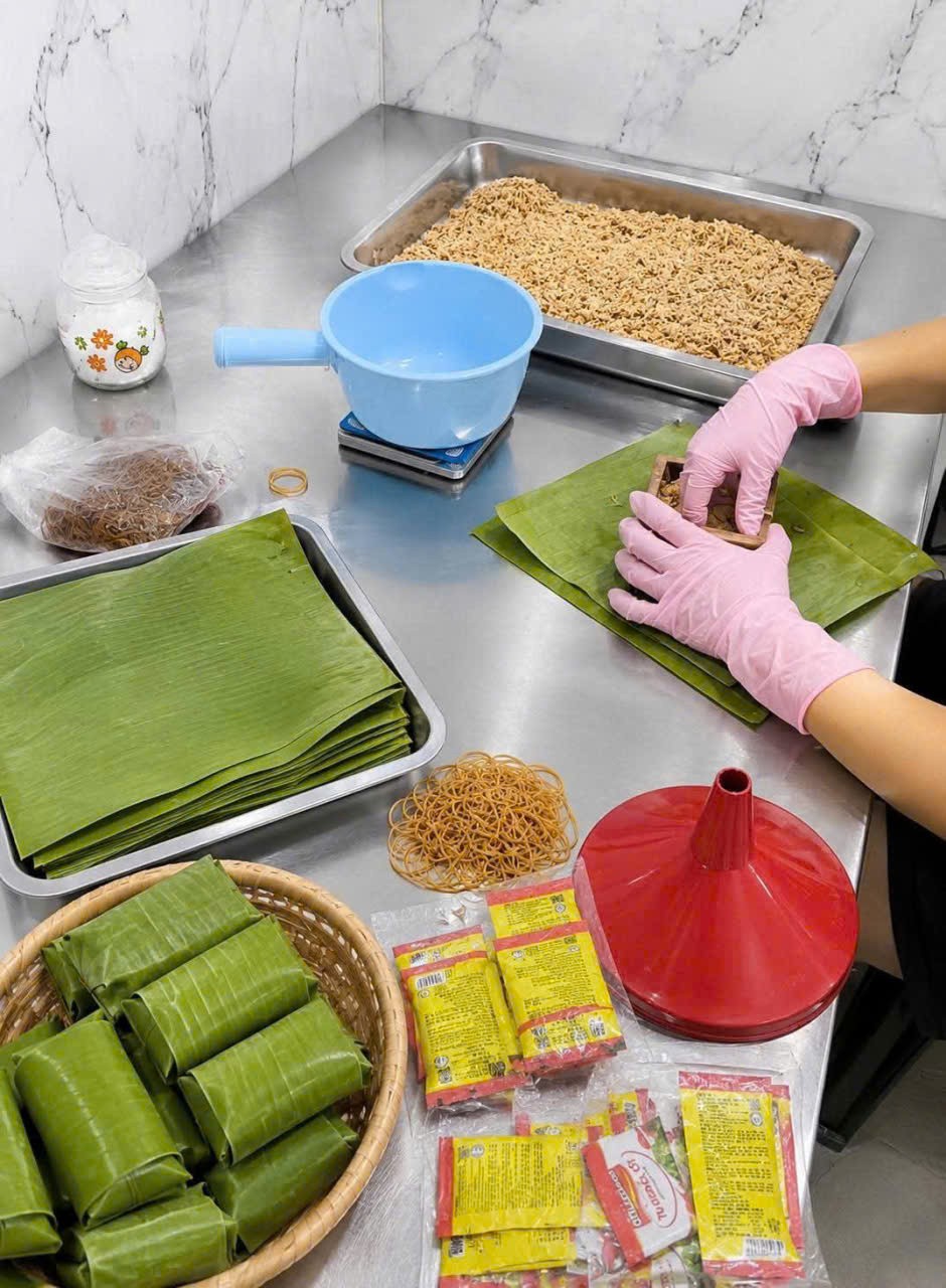 Các công đoạn chế biến, định lượng và đóng gói Nem Hiệp Lừng Hồng được thực hiện theo hướng ổn định, có kiểm soát.