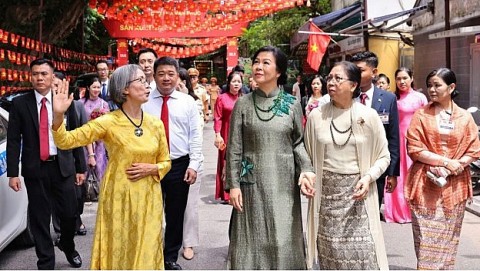 phu nhan tong bi thu chu tich nuoc to lam va phu nhan tong thong myanmar trai nghiem van hoa lang lua van phuc