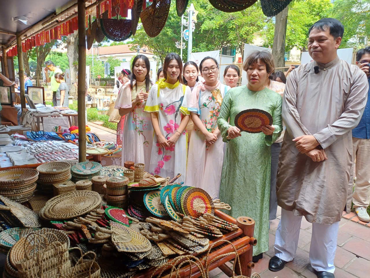 Khách tham quan không gian trưng bày sản phẩm các làng nghề truyền thống Khách tham quan không gian trưng bày sản phẩm các làng nghề truyền thống