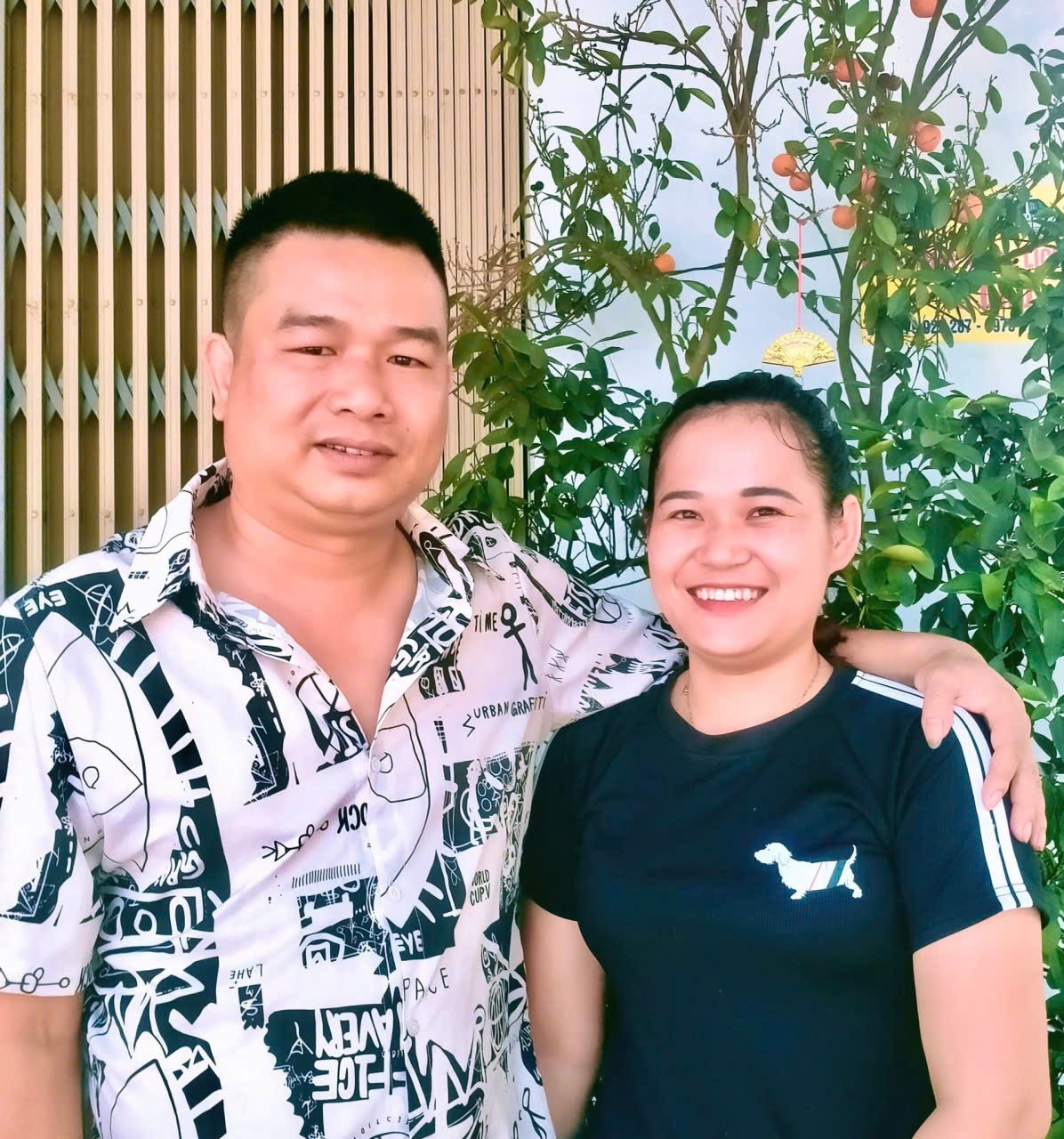 Vợ chồng anh Đào Anh Dũng và chị Bùi Thị Giang, chủ Dũng Đào Quán Vợ chồng anh Đào Anh Dũng và chị Bùi Thị Giang, chủ Dũng Đào Quán