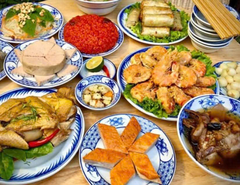 Một mâm cỗ được phục vụ tại Dũng Đào Quán. Một mâm cỗ được phục vụ tại Dũng Đào Quán.