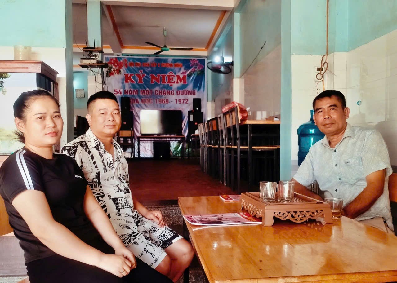 Vợ chồng anh Đào Anh Dũng, chị Bùi Thị Giang và ông Đào Văn Thục, bố anh Dũng Vợ chồng anh Đào Anh Dũng, chị Bùi Thị Giang và ông Đào Văn Thục, bố anh Dũng