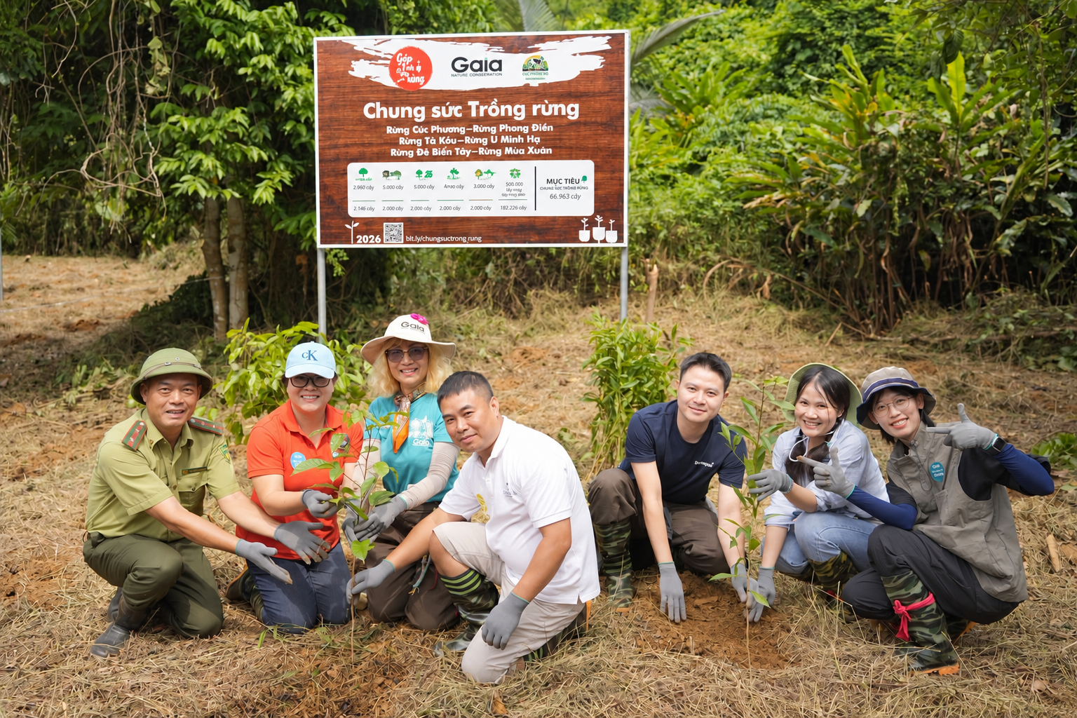 Các đại biểu, cán bộ và nhân viên doanh nghiệp tham gia chương trình “Chung sức trồng rừng 2026” tại Vườn quốc gia Cúc Phương.
