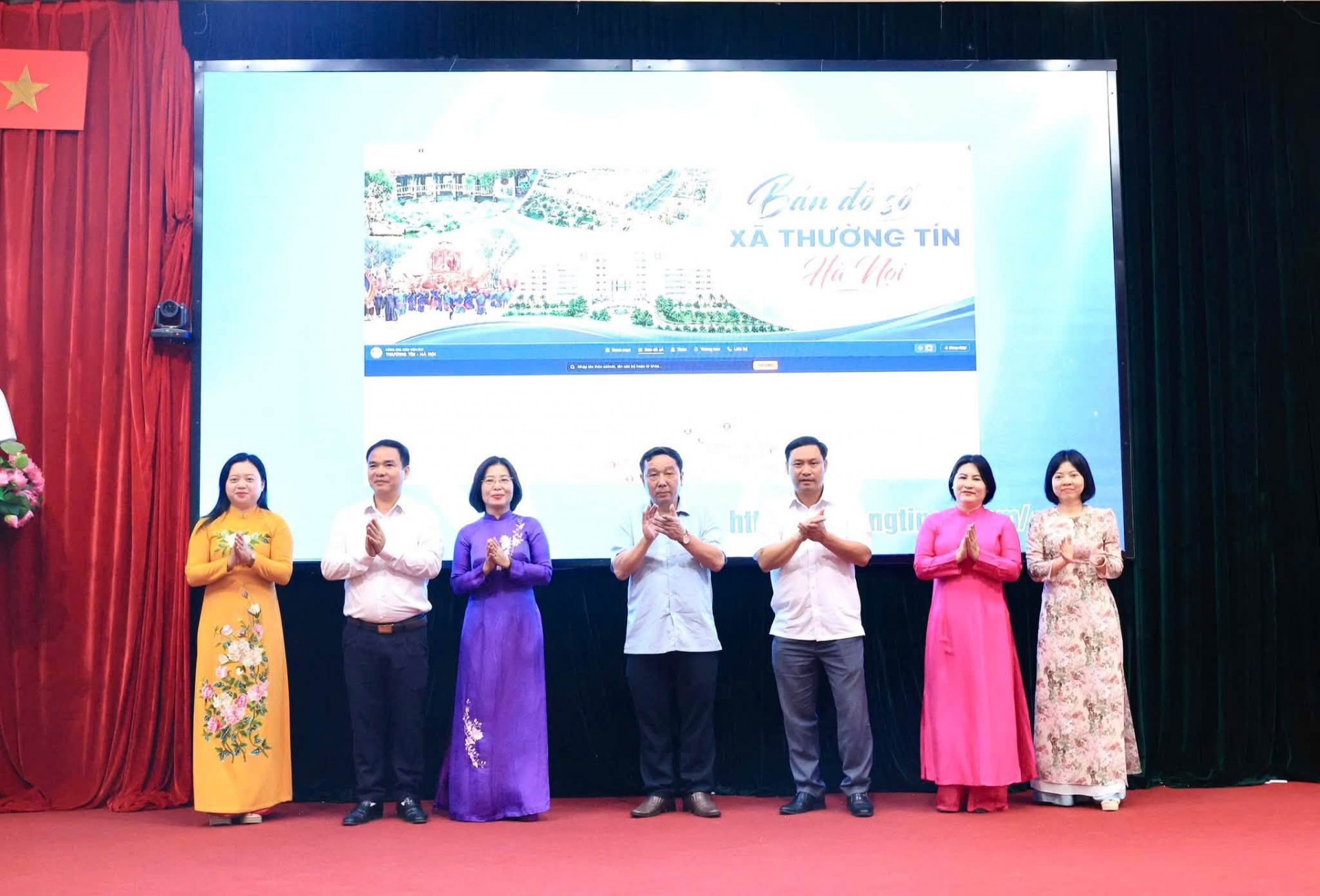 Các đại biểu tại Lễ ra mắt Bản đồ số xã Thường Tín, góp phần thúc đẩy chuyển đổi số và nâng cao hiệu quả phục vụ người dân, doanh nghiệp trên địa bàn.
