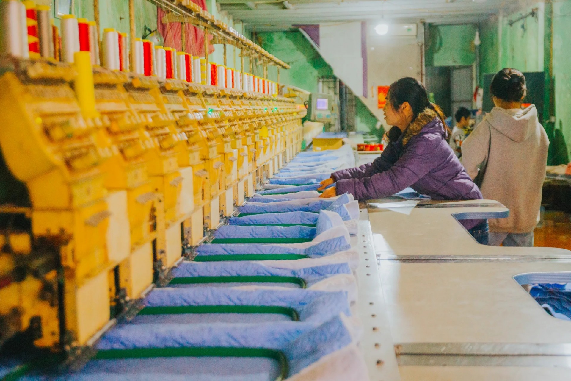 So với sản phẩm của các hãng sản xuất lớn trong nước, sản phẩm làng nghề Trát Cầu không thua kém về mẫu mã, chất lượng, giá thành lại rất cạnh tranh.
