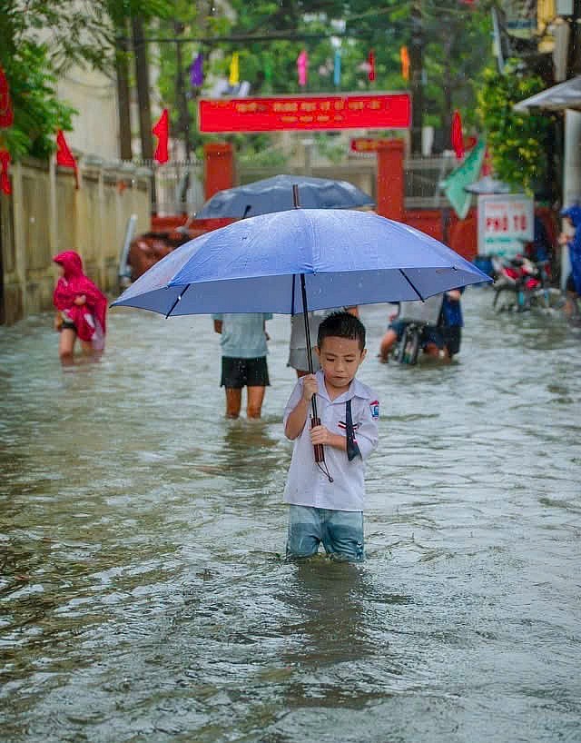 Thanh Hóa: Cho học sinh nghỉ học đối với những nơi mưa lũ không bảo đảm an toàn.