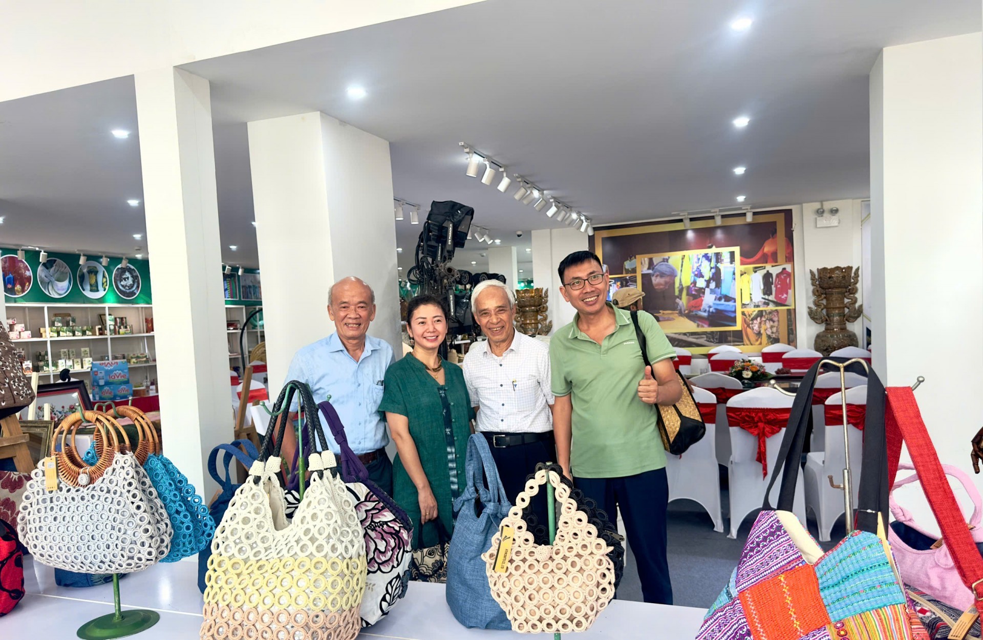 Ông Trịnh Quốc Đạt, Chủ tịch Hiệp hội Làng nghề Việt Nam (bên trái) chụp ảnh lưu niệm với các nghệ nhân tại Triển lãm sản phẩm thủ công mỹ nghệ, OCOP, công nghiệp nông thôn tiêu biểu